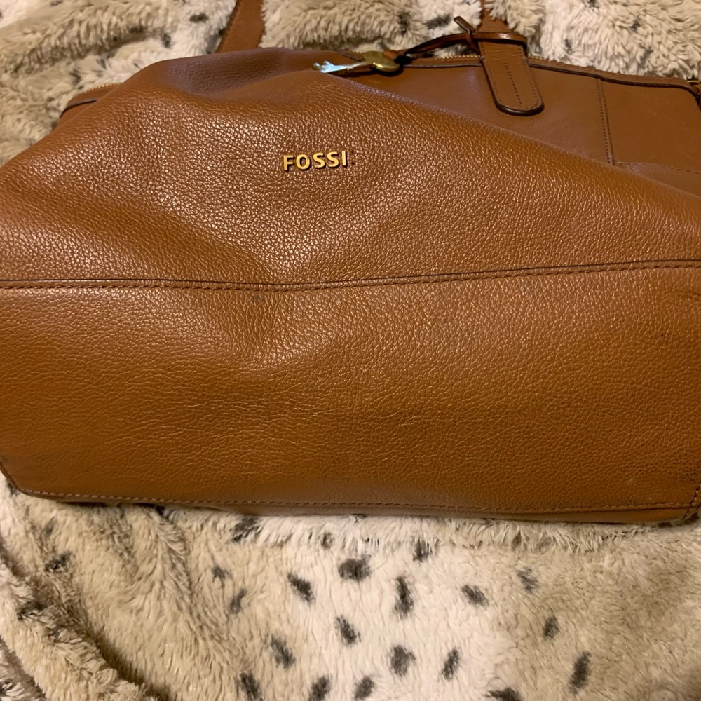 Leather Fossil purse has the key unique design - Picture 12 of 16